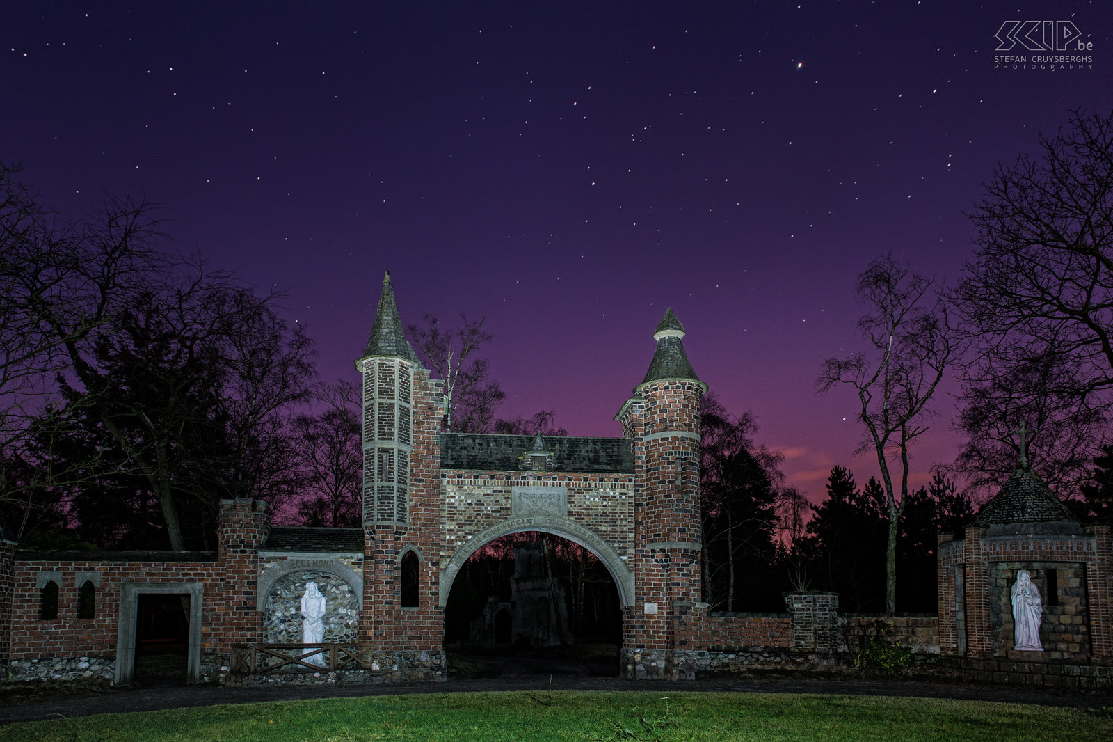 Lommel by night - Mariapark Het Mariapark is een mooi, intiem en uniek bedevaartsoord in het gehucht Werkplaatsen. Het park, met vooraan een grotconstructie en daarachter een volledige kruisweg met beelden uit betonmateriaal, werd in 1925 opgericht door de paters Kapucijnen. Stefan Cruysberghs